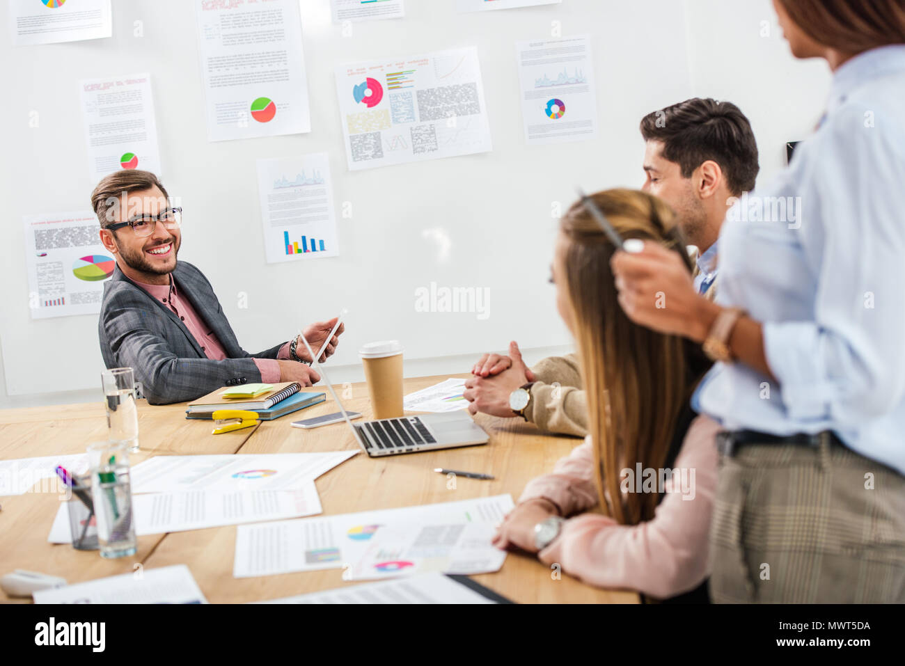 Multikulturelle Gruppe der Marketing Manager, die am Projekt zusammen im Büro Stockfoto