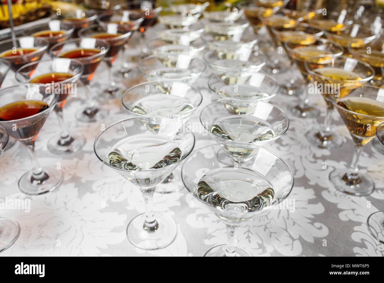 Verschiedene Gläser mit Alkohol Whisky und Wein auf dem Tisch Stockfoto