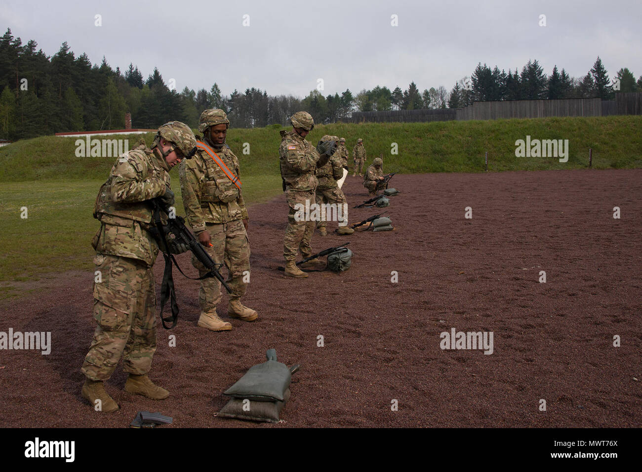 Us-Soldaten an die Zentrale und die Konzernzentrale, Task Force Falcon, 10 Combat Aviation Brigade Verhalten M4 Qualifikation im Bereich komplexer in Oberdachstetten Oberdachstetten, Deutschland, April 28, 2017 zugeordnet. Ist der 10 Mountain Division Combat Aviation Brigade ist auf neun Monate Rotation zur Unterstützung der Atlantischen lösen. Atlantic ist eine Demonstration der anhaltenden US-Engagement für die kollektive Sicherheit durch eine Reihe von Maßnahmen, die NATO-Verbündeten und Partnern von Amerikas Engagement für einen dauerhaften Frieden und Stabilität in der Region im Lichte der russischen Aggression zu beruhigen. Stockfoto