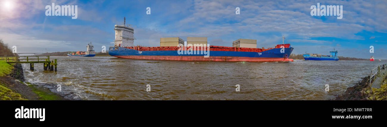 Schiffe, die in den Kanal. Andere Perspektive und Schiffstypen. Passagier- und Containerschiffe. Stockfoto