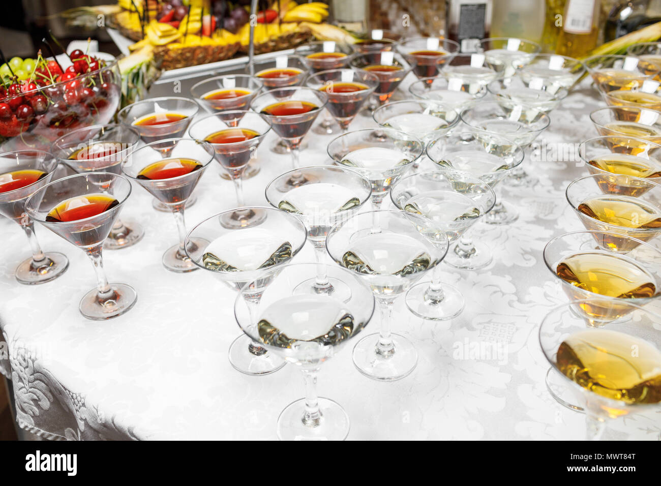 Viele Gläser bunte Cocktails auf dem Tisch Stockfoto