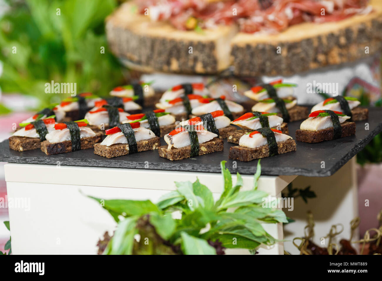 Wunderschön dekoriert catering Banketttisch mit verschiedenen Lebensmitteln Stockfoto