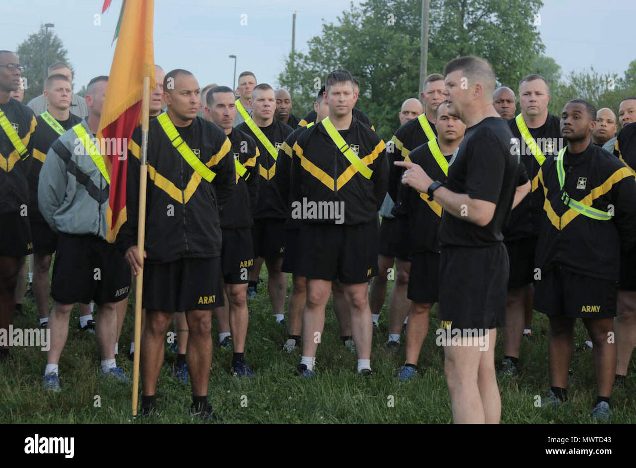 4 Kavallerie Brigade hielt eine Team-building körperliche Schnelligkeit Training an Natcher Fitnesscenter, 28. April 2017, am Fort Knox. Nach PRT, Division Ost, Erste Armee kommandierenden General, Generalmajor Todd McCaffrey sprach mit der Feuerwehr. (US Army Stockfoto