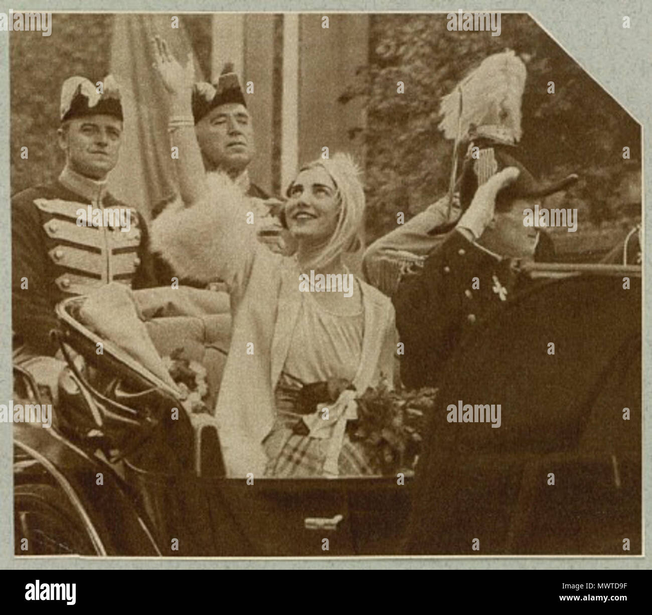 . Englisch: Ingrid (1910-2000) Königin Frederik IX (1899-1972) König von Dänemark. Vom 4. Oktober 2013, 17:30:06. Dokumentar og PressefotoBegivenhed 598 Der neu verheirateten königliche Paar durch die Stadt läuft Stockfoto