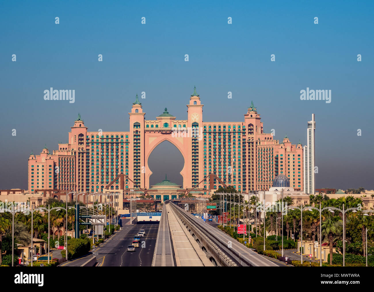 Monorail zum Atlantis The Palm Hotel der Luxusklasse, die künstliche Insel Palm Jumeirah, Dubai, Vereinigte Arabische Emirate, Naher Osten Stockfoto