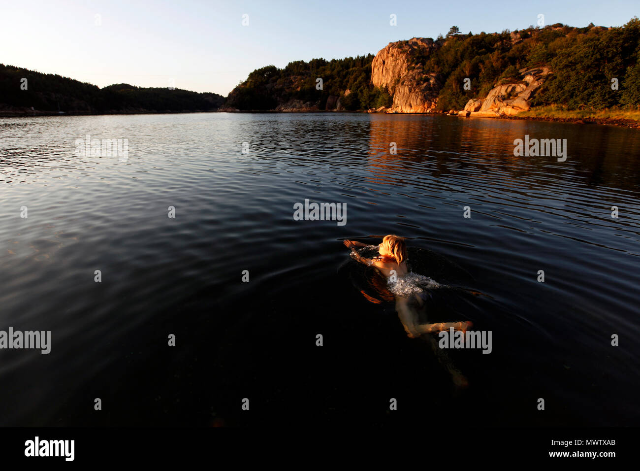 Eine Frau schwimmen auf der Bohuslan Küste, Schweden, Skandinavien, Europa Stockfoto