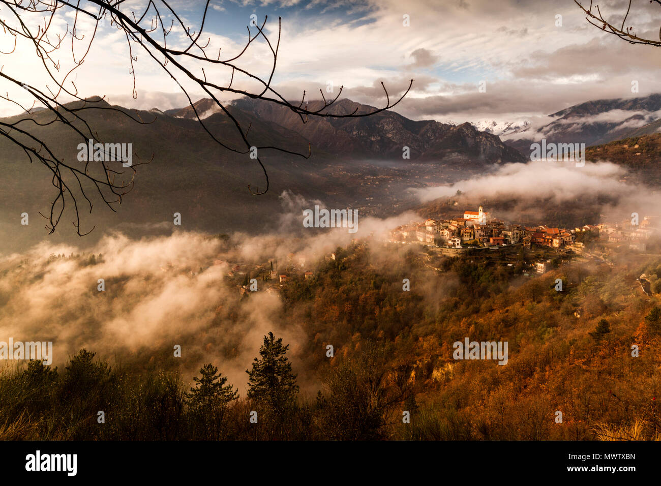 Dorf La Bollene Vesubie am Abend Nebel in den Seealpen (Alpes Maritimes), Frankreich, Europa Stockfoto