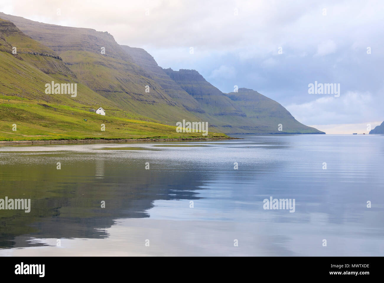Blick auf Fjord in Richtung Meer von Norddepil, bordoy Island, Färöer, Dänemark, Europa Stockfoto