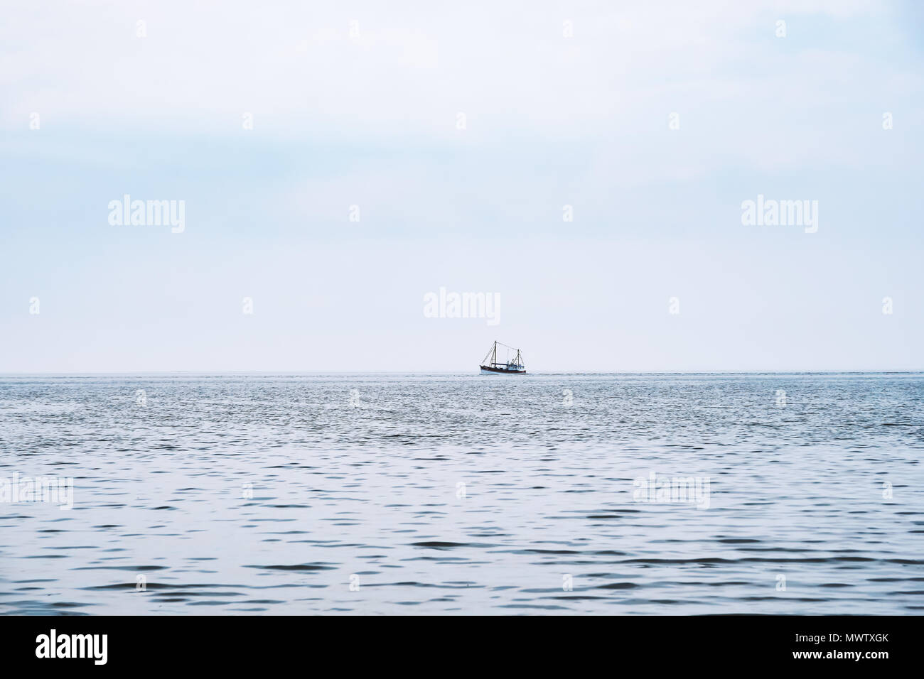 Ferner krabbenkutter am Horizont, Nordsee in Deutschland Stockfoto