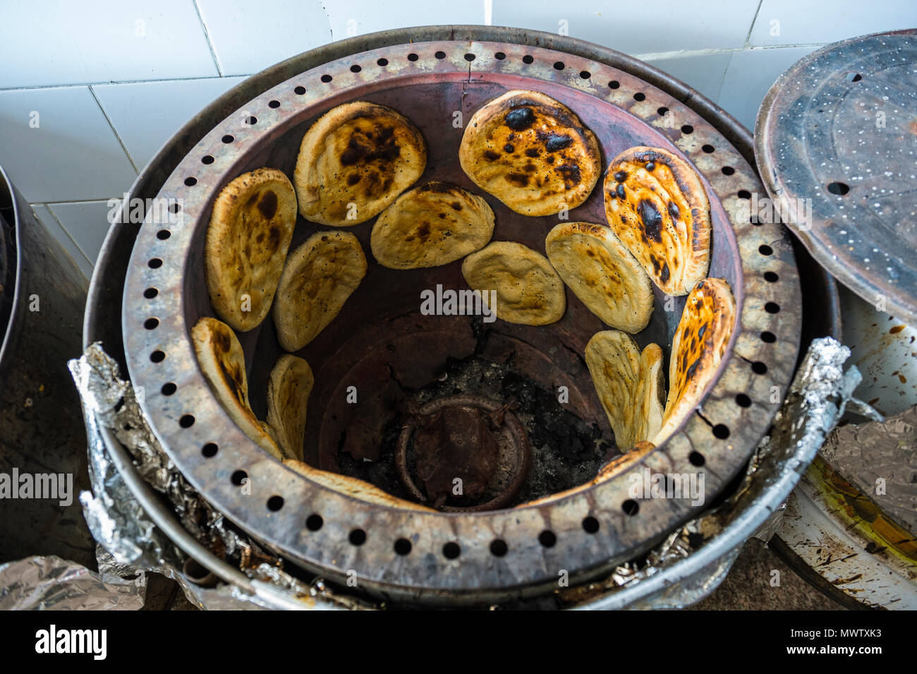 Traditioneller Ofen mit lokalen Brot, Altstadt von Jeddah, Saudi-Arabien, Naher Osten Stockfoto