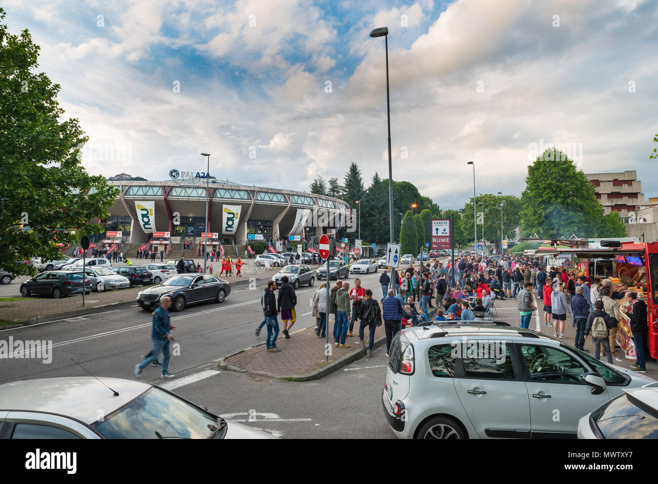 Varese, Italien - 16. Mai 2018: Bereich vor der Sporthalle, Pala 2 a, vor einem Spiel, Fans und Straßenhändler. Palast von Varese Basketball Stockfoto