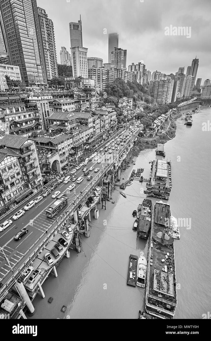 Chongqing, China - Oktober 03, 2017: Stadt am Wasser an einem regnerischen Tag. Die Stadt ist das wirtschaftliche Zentrum der vorderen Yangtze Becken. Stockfoto