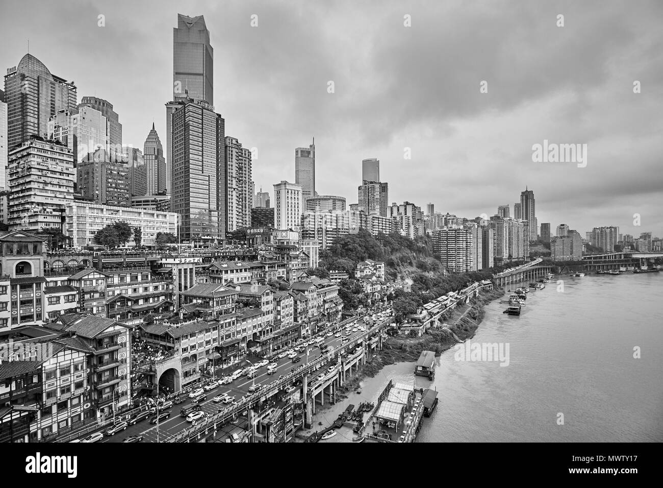 Chongqing, China - Oktober 03, 2017: Stadt am Wasser an einem regnerischen Tag. Die Stadt ist das wirtschaftliche Zentrum der vorderen Yangtze Becken. Stockfoto