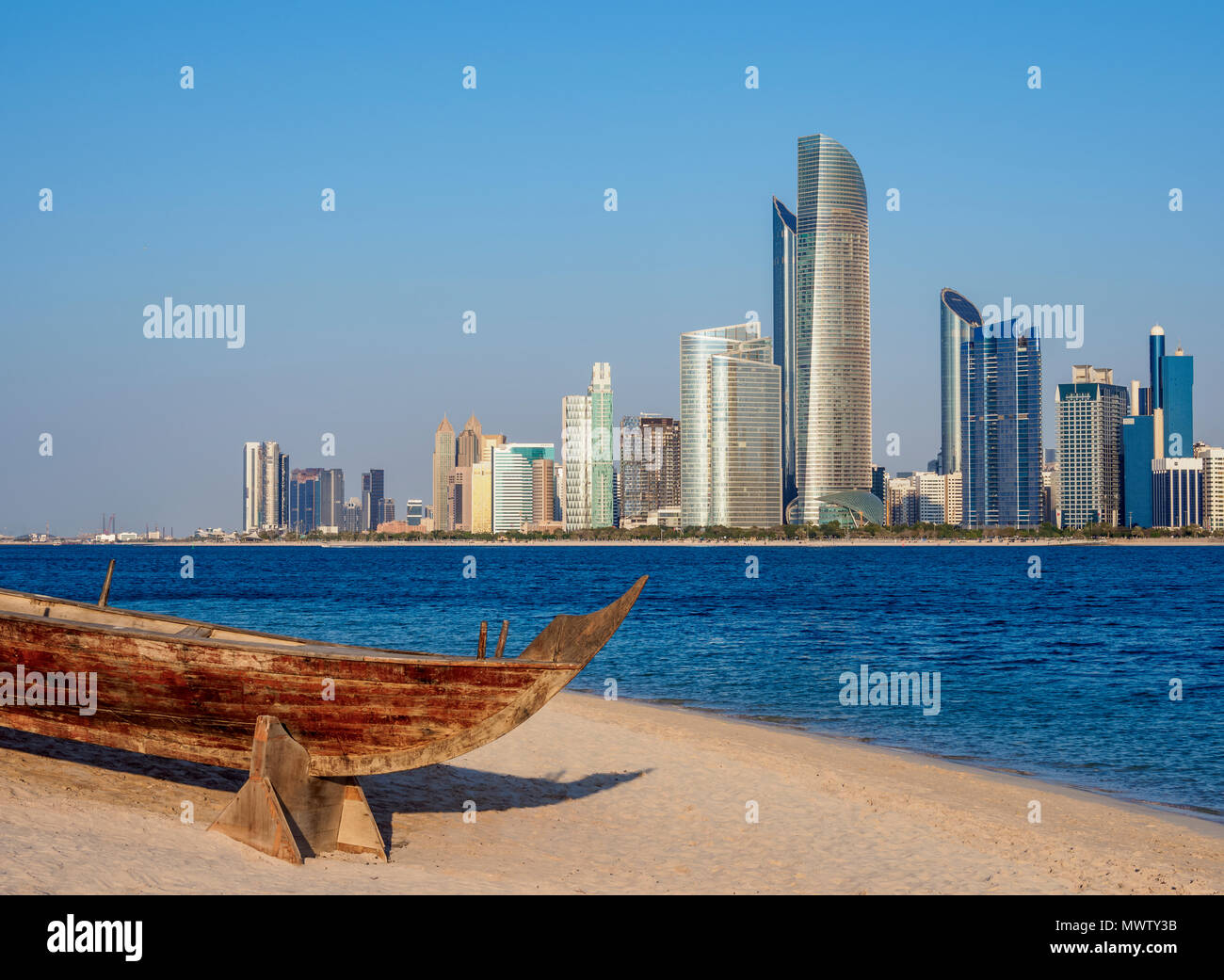 Traditionelle Boot im Heritage Village mit Sicht auf die City Skyline im Hintergrund, Abu Dhabi, Vereinigte Arabische Emirate, Naher Osten Stockfoto