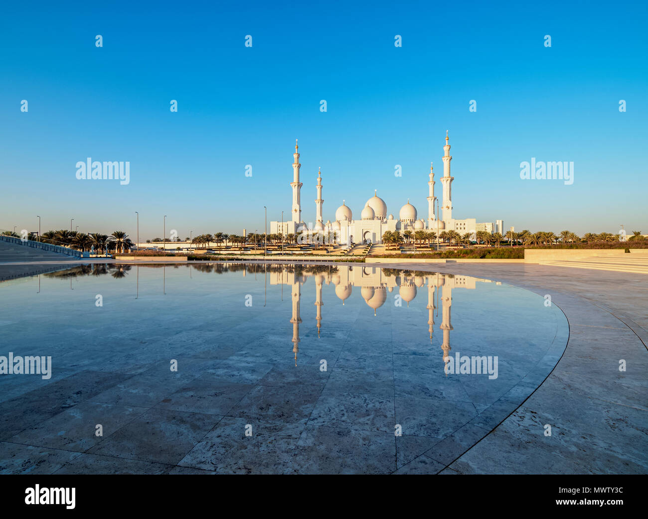 Sheikh Zayed bin Sultan Al Nahyan Moschee bei Sonnenaufgang, Abu Dhabi, Vereinigte Arabische Emirate, Naher Osten Stockfoto