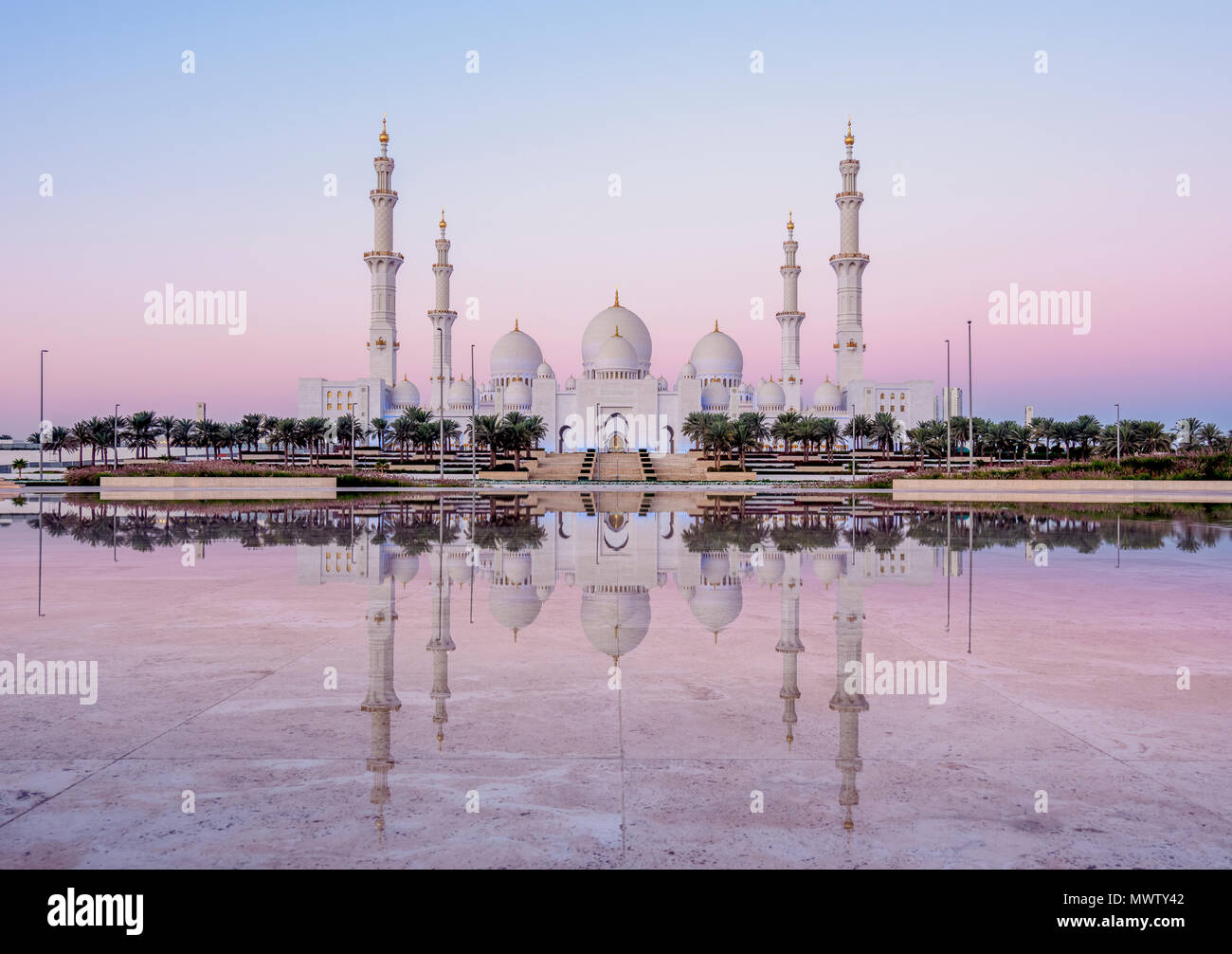 Sheikh Zayed bin Sultan Al Nahyan Moschee in der Morgendämmerung, Abu Dhabi, Vereinigte Arabische Emirate, Naher Osten Stockfoto