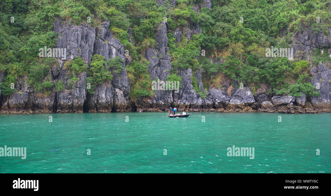 Fischer im Lan Ha Bucht, Insel Cat Ba, eine typische Karstlandschaft in Vietnam Indochina, Südostasien, Asien Stockfoto