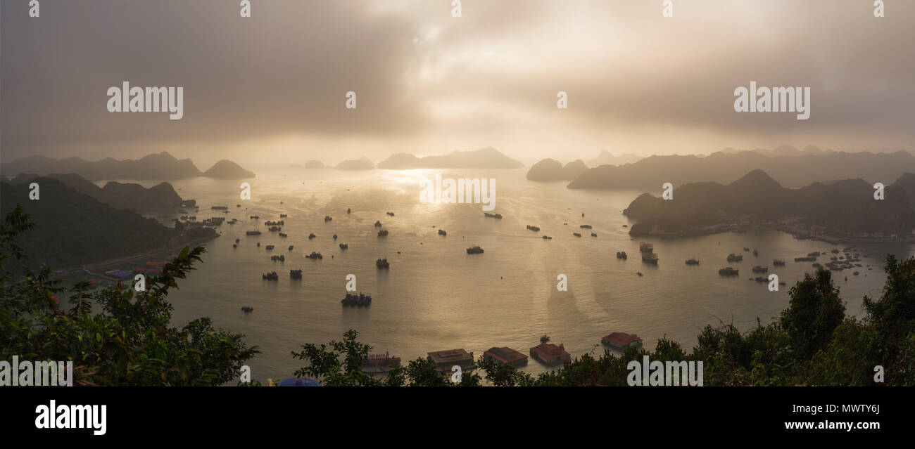 Sonnenuntergang im Lan Ha Bucht, Insel Cat Ba, eine typische Karstlandschaft in Vietnam Indochina, Südostasien, Asien Stockfoto