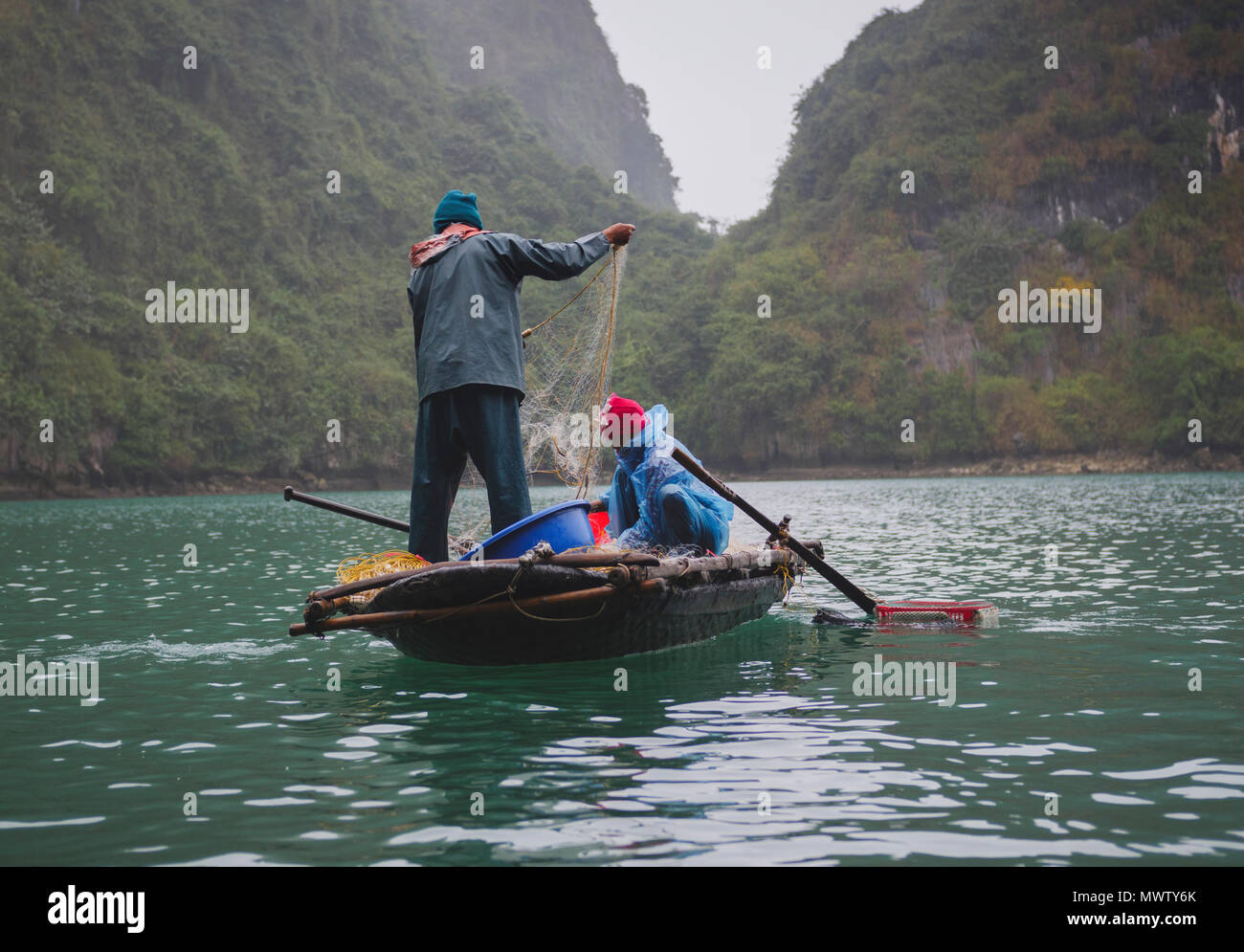 Fischer im Lan Ha Bucht, Insel Cat Ba, eine typische Karstlandschaft in Vietnam Indochina, Südostasien, Asien Stockfoto