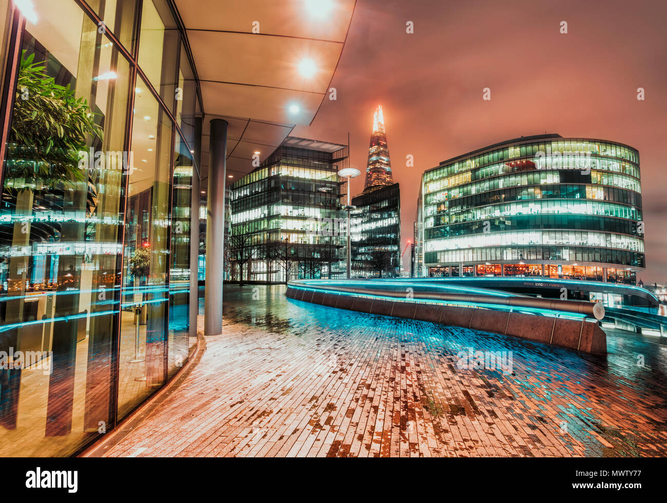 Fischaugenobjektiv, die Lufthutze London und der Shard im Hintergrund bei Nacht, Southwark, London, England, Vereinigtes Königreich, Europa Stockfoto