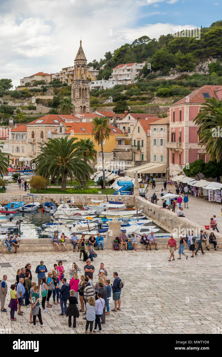 Erhöhte Blick über den Hafen der Stadt Hvar, Hvar, Kroatien, Europa Stockfoto