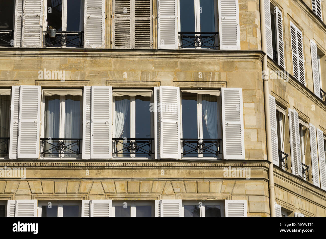 Gebäude in der Sonne an der Ile Saint Louis in Paris, Frankreich. Stockfoto