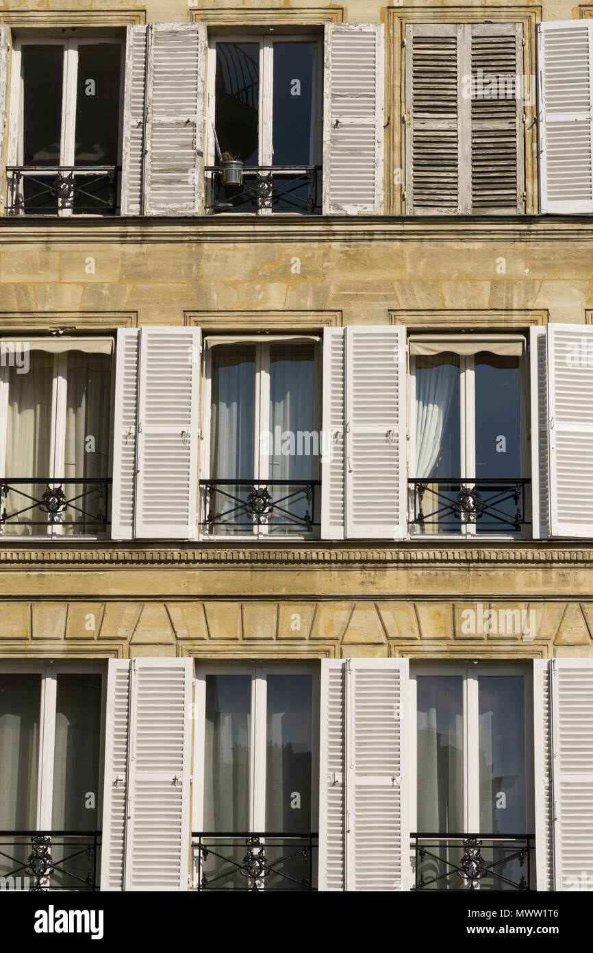 Gebäude in der Sonne an der Ile Saint Louis in Paris, Frankreich. Stockfoto