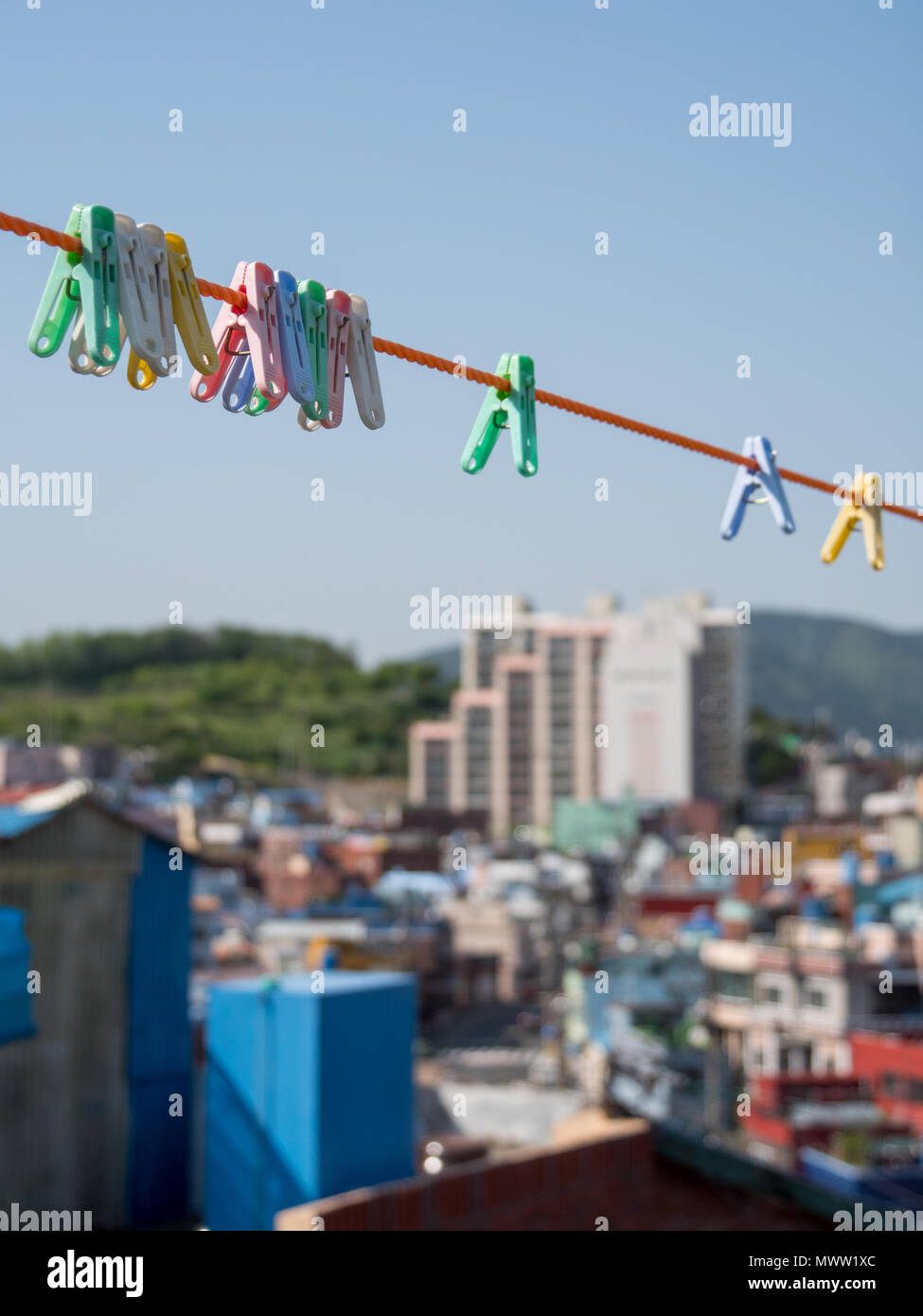 Stadtbild von Busan, zweite Stadt von Südkorea. Wäscheklammern im Vordergrund. Stockfoto