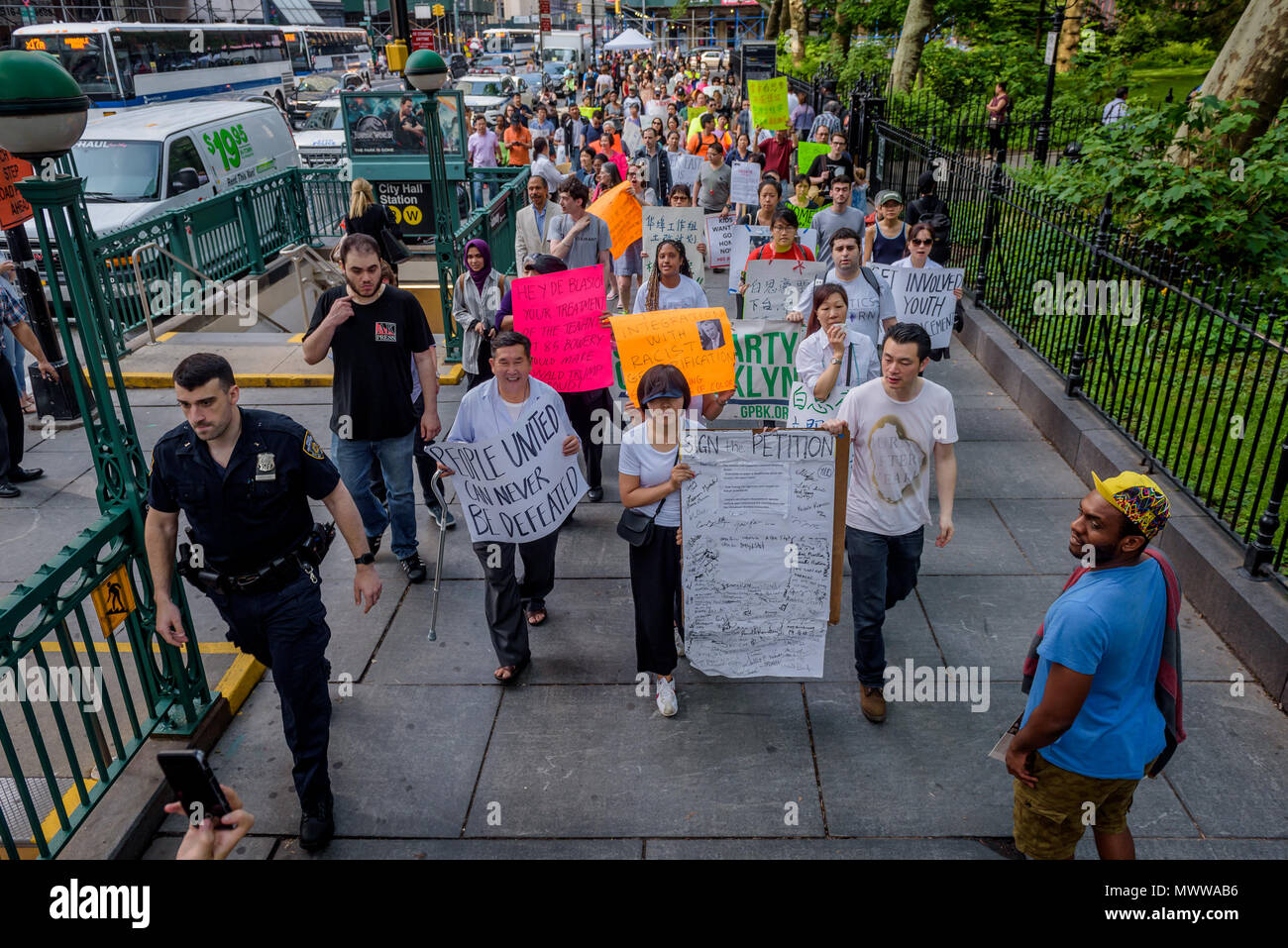 New York, USA. 1. Juni 2018. New York, Vereinigte Staaten. 01 Juni, 2018. Nach 3 Tagen protestieren NYC Bürgermeister Bill De BIasio in Absprache mit dem Vermieter und Entwickler, die 85 Bowery Mieter beendete ihren Hungerstreik außerhalb der Stadt Halle und am 1. Juni 2018, nach deren Vermieter Joseph Betesh seine Zustimmung auf eine Frist Mieter zurück in das Gebäude haben bis zum 1. August 2018 angekündigt. Credit: PACIFIC PRESS/Alamy Live News Credit: Erik McGregor/Pacific Press/Alamy leben Nachrichten Stockfoto