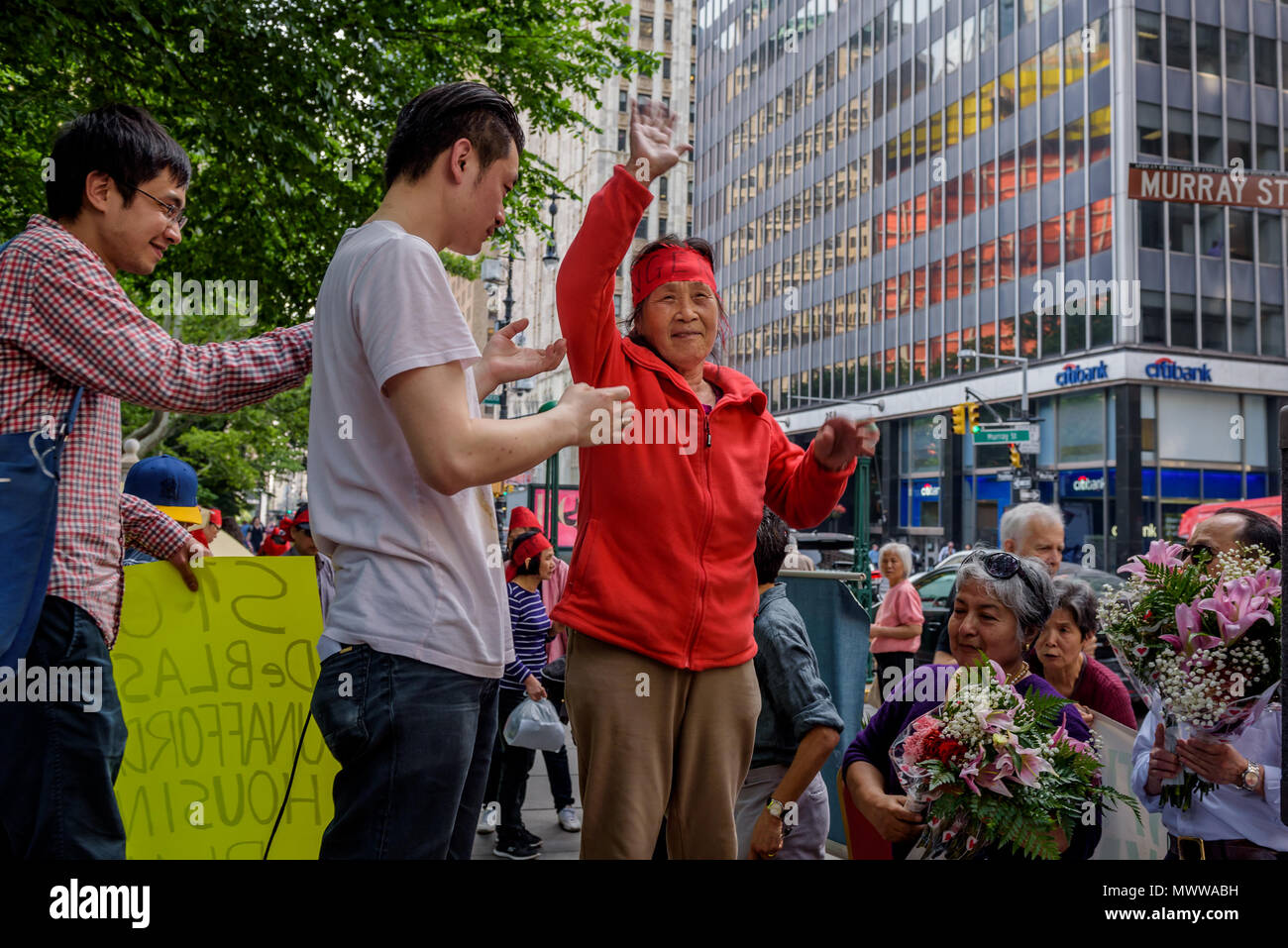 New York, USA. 1. Juni 2018. New York, Vereinigte Staaten. 01 Juni, 2018. Nach 3 Tagen protestieren NYC Bürgermeister Bill De BIasio in Absprache mit dem Vermieter und Entwickler, die 85 Bowery Mieter beendete ihren Hungerstreik außerhalb der Stadt Halle und am 1. Juni 2018, nach deren Vermieter Joseph Betesh seine Zustimmung auf eine Frist Mieter zurück in das Gebäude haben bis zum 1. August 2018 angekündigt. Credit: PACIFIC PRESS/Alamy Live News Credit: Erik McGregor/Pacific Press/Alamy leben Nachrichten Stockfoto