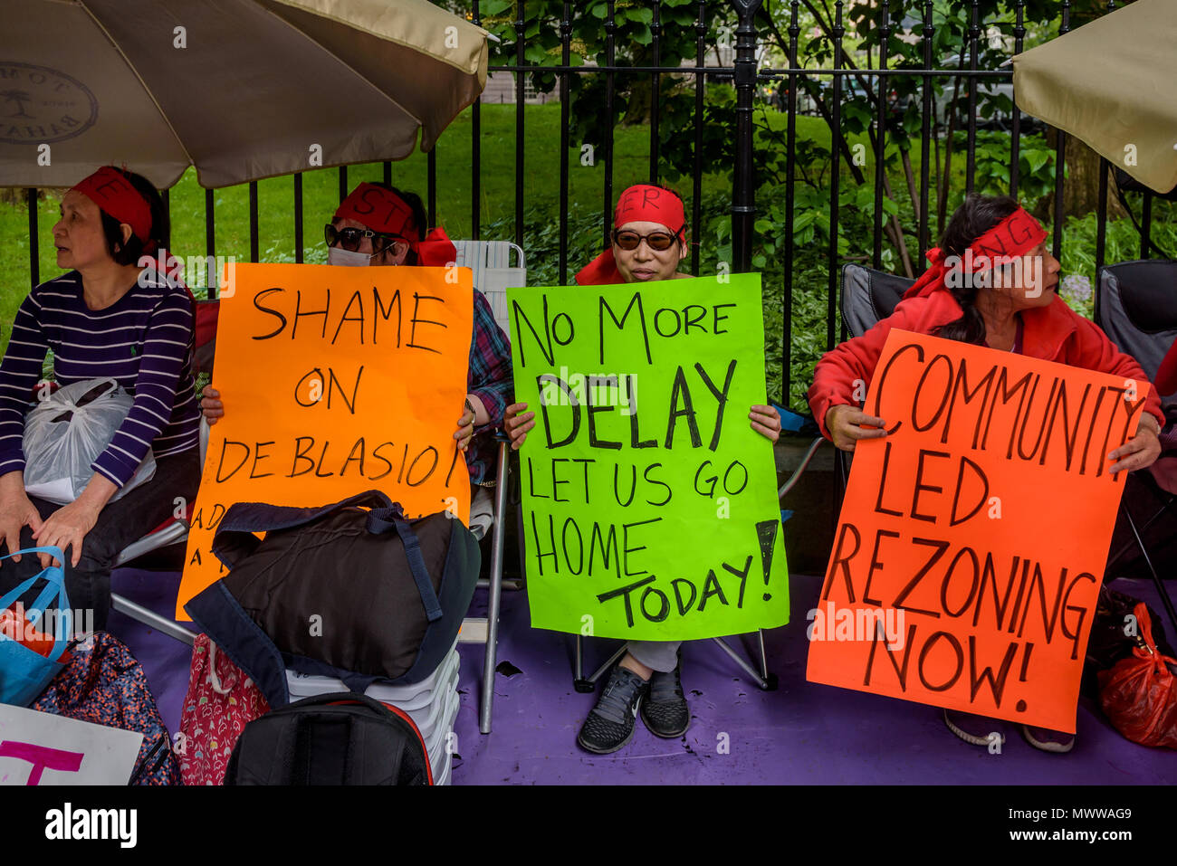 New York, USA. 1. Juni 2018. New York, Vereinigte Staaten. 01 Juni, 2018. Nach 3 Tagen protestieren NYC Bürgermeister Bill De BIasio in Absprache mit dem Vermieter und Entwickler, die 85 Bowery Mieter beendete ihren Hungerstreik außerhalb der Stadt Halle und am 1. Juni 2018, nach deren Vermieter Joseph Betesh seine Zustimmung auf eine Frist Mieter zurück in das Gebäude haben bis zum 1. August 2018 angekündigt. Credit: PACIFIC PRESS/Alamy Live News Credit: Erik McGregor/Pacific Press/Alamy leben Nachrichten Stockfoto
