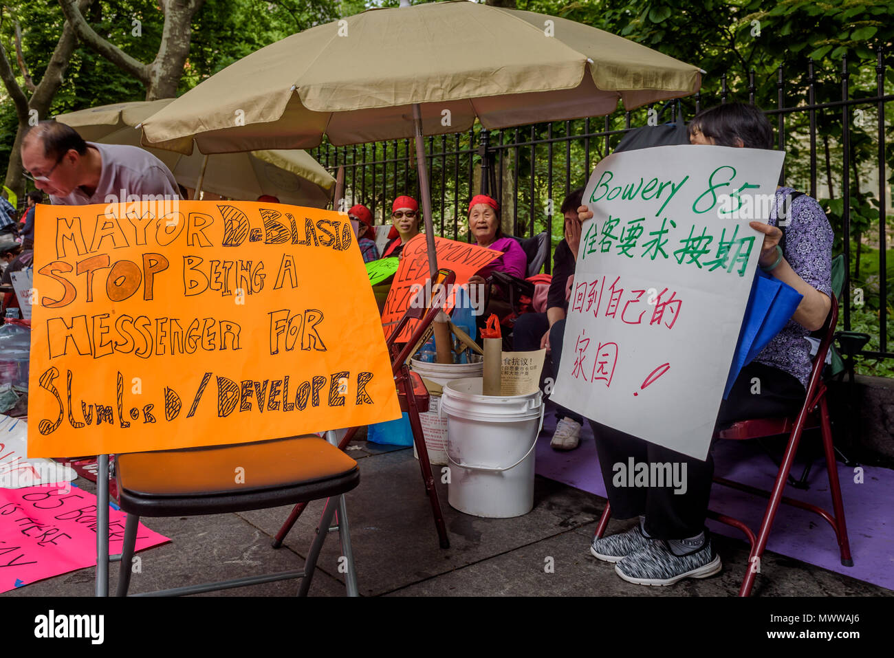 New York, USA. 1. Juni 2018. New York, Vereinigte Staaten. 01 Juni, 2018. Nach 3 Tagen protestieren NYC Bürgermeister Bill De BIasio in Absprache mit dem Vermieter und Entwickler, die 85 Bowery Mieter beendete ihren Hungerstreik außerhalb der Stadt Halle und am 1. Juni 2018, nach deren Vermieter Joseph Betesh seine Zustimmung auf eine Frist Mieter zurück in das Gebäude haben bis zum 1. August 2018 angekündigt. Credit: PACIFIC PRESS/Alamy Live News Credit: Erik McGregor/Pacific Press/Alamy leben Nachrichten Stockfoto