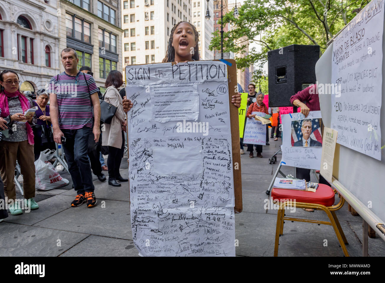 New York, USA. 1. Juni 2018. New York, Vereinigte Staaten. 01 Juni, 2018. Nach 3 Tagen protestieren NYC Bürgermeister Bill De BIasio in Absprache mit dem Vermieter und Entwickler, die 85 Bowery Mieter beendete ihren Hungerstreik außerhalb der Stadt Halle und am 1. Juni 2018, nach deren Vermieter Joseph Betesh seine Zustimmung auf eine Frist Mieter zurück in das Gebäude haben bis zum 1. August 2018 angekündigt. Credit: PACIFIC PRESS/Alamy Live News Credit: Erik McGregor/Pacific Press/Alamy leben Nachrichten Stockfoto