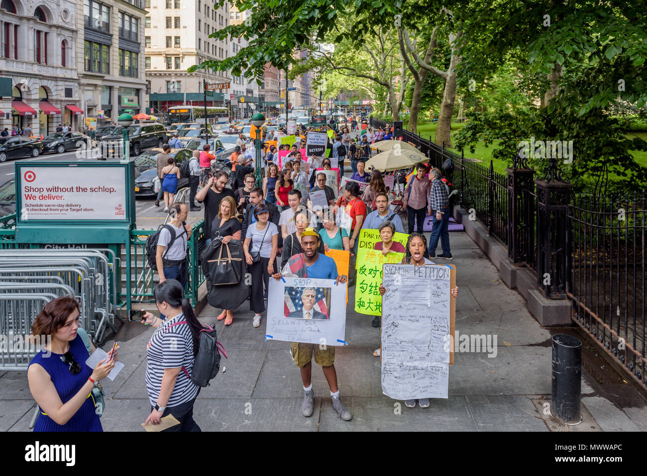 New York, USA. 1. Juni 2018. New York, Vereinigte Staaten. 01 Juni, 2018. Nach 3 Tagen protestieren NYC Bürgermeister Bill De BIasio in Absprache mit dem Vermieter und Entwickler, die 85 Bowery Mieter beendete ihren Hungerstreik außerhalb der Stadt Halle und am 1. Juni 2018, nach deren Vermieter Joseph Betesh seine Zustimmung auf eine Frist Mieter zurück in das Gebäude haben bis zum 1. August 2018 angekündigt. Credit: PACIFIC PRESS/Alamy Live News Credit: Erik McGregor/Pacific Press/Alamy leben Nachrichten Stockfoto