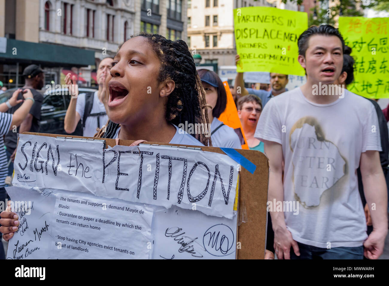 New York, USA. 1. Juni 2018. New York, Vereinigte Staaten. 01 Juni, 2018. Nach 3 Tagen protestieren NYC Bürgermeister Bill De BIasio in Absprache mit dem Vermieter und Entwickler, die 85 Bowery Mieter beendete ihren Hungerstreik außerhalb der Stadt Halle und am 1. Juni 2018, nach deren Vermieter Joseph Betesh seine Zustimmung auf eine Frist Mieter zurück in das Gebäude haben bis zum 1. August 2018 angekündigt. Credit: PACIFIC PRESS/Alamy Live News Credit: Erik McGregor/Pacific Press/Alamy leben Nachrichten Stockfoto