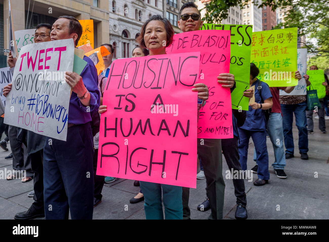 New York, USA. 1. Juni 2018. New York, Vereinigte Staaten. 01 Juni, 2018. Nach 3 Tagen protestieren NYC Bürgermeister Bill De BIasio in Absprache mit dem Vermieter und Entwickler, die 85 Bowery Mieter beendete ihren Hungerstreik außerhalb der Stadt Halle und am 1. Juni 2018, nach deren Vermieter Joseph Betesh seine Zustimmung auf eine Frist Mieter zurück in das Gebäude haben bis zum 1. August 2018 angekündigt. Credit: PACIFIC PRESS/Alamy Live News Credit: Erik McGregor/Pacific Press/Alamy leben Nachrichten Stockfoto