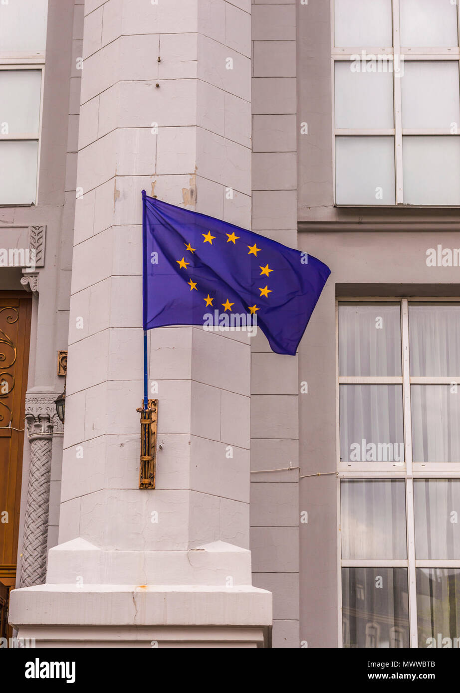 Europäische Union Fahne in den Wind hängen an öffentliche Einrichtung Stockfoto