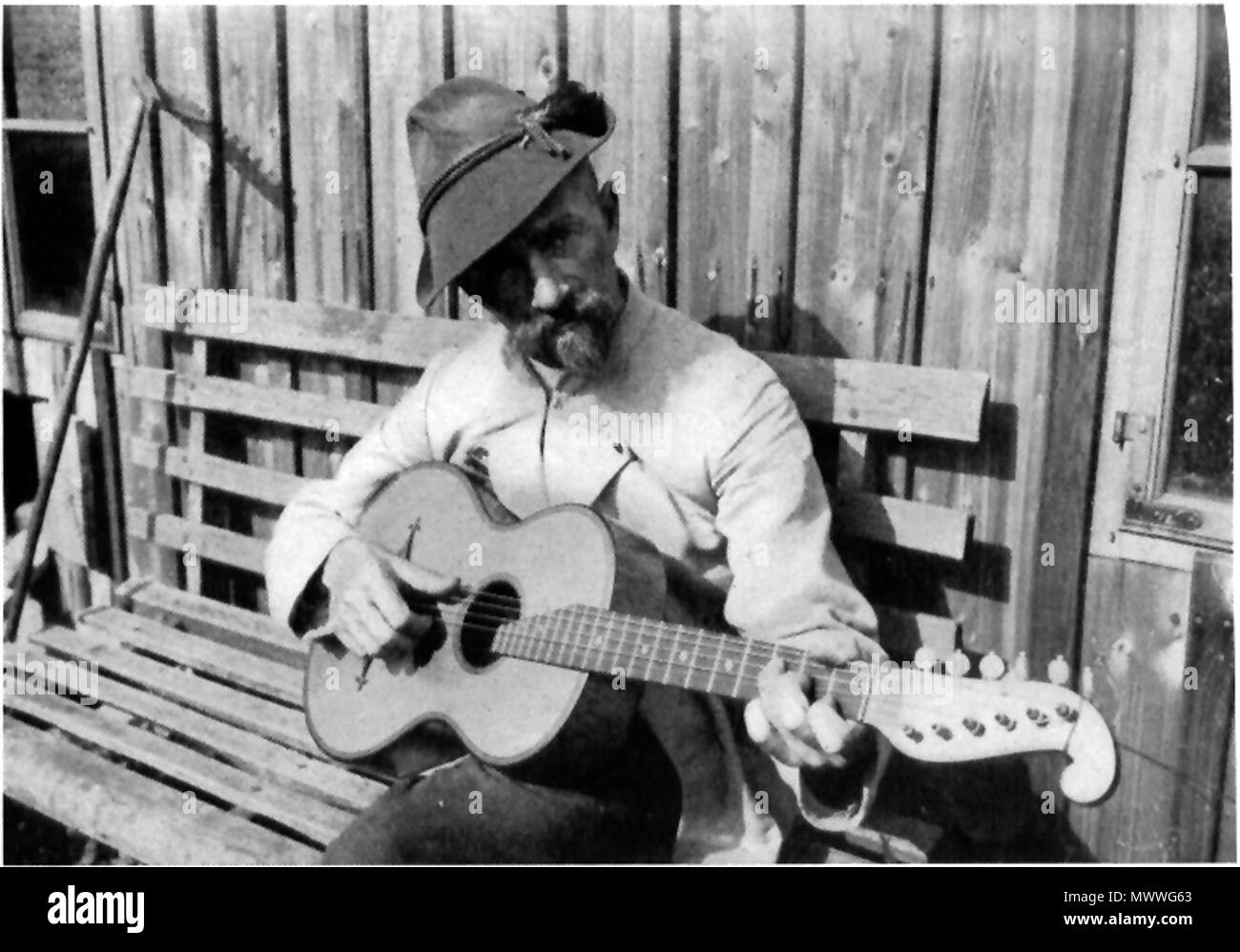 12 1921 - Anton Günther-mit Gitarre Stockfoto