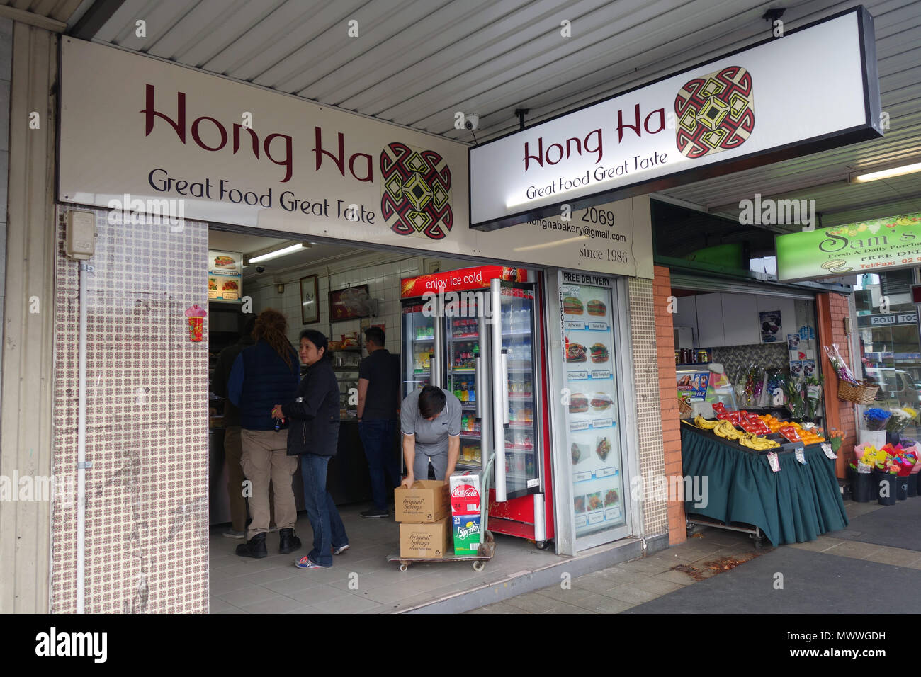 Schlange an der berühmten Hong Ha Bäckerei in Mascot, Sydney, NSW, Australien. Keine MR oder PR Stockfoto