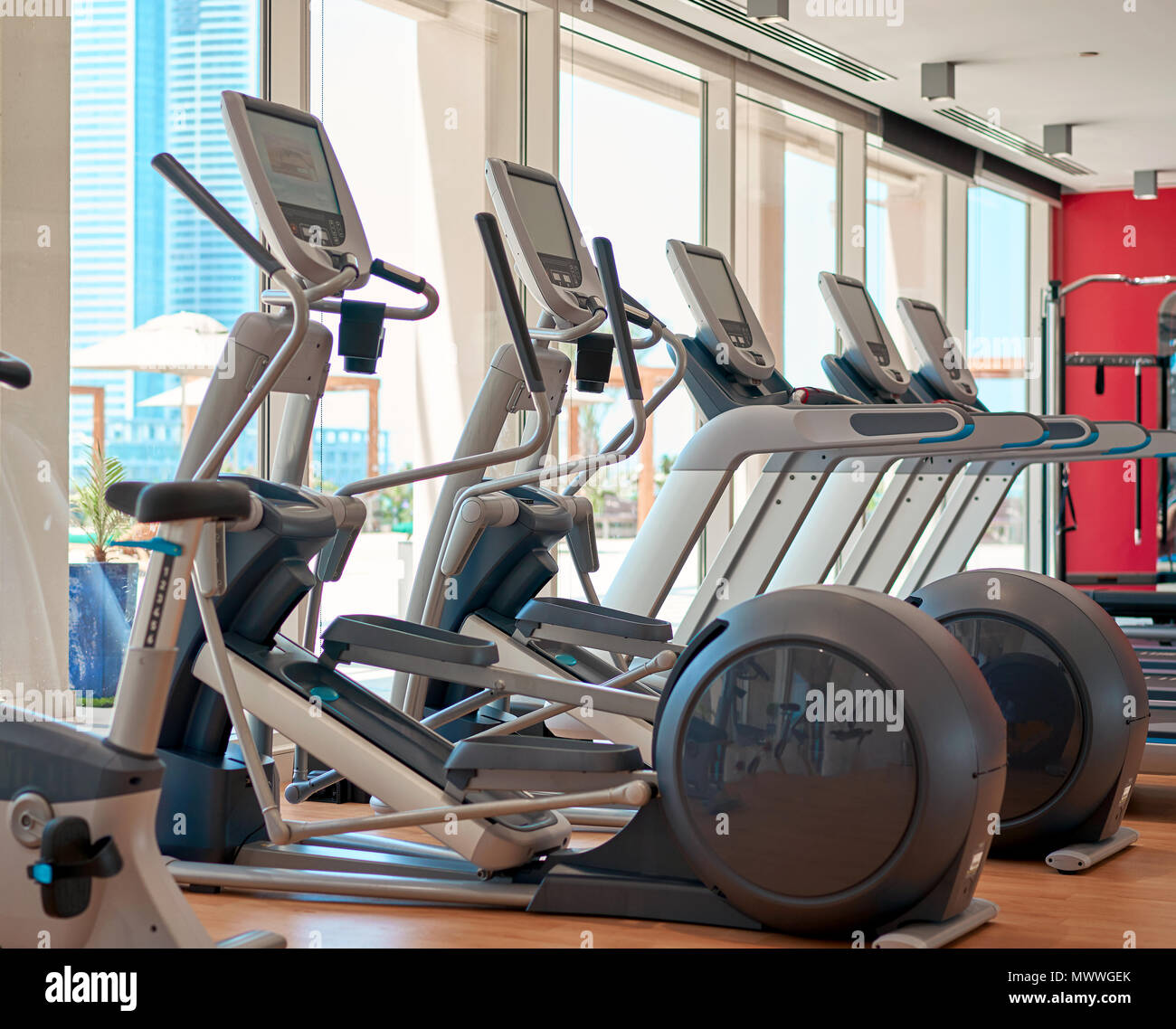 Ausdauergeräten im Fitnessstudio Stockfoto
