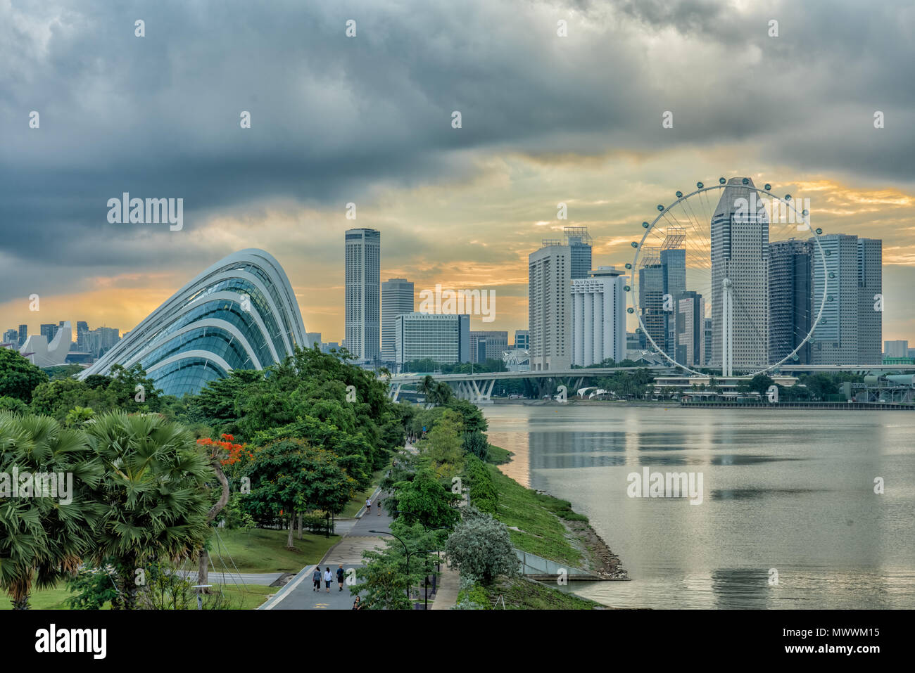 Singapore Flyer und Gärten durch die Bucht bei Sonnenuntergang, geschossen von Marina Barrage Stockfoto
