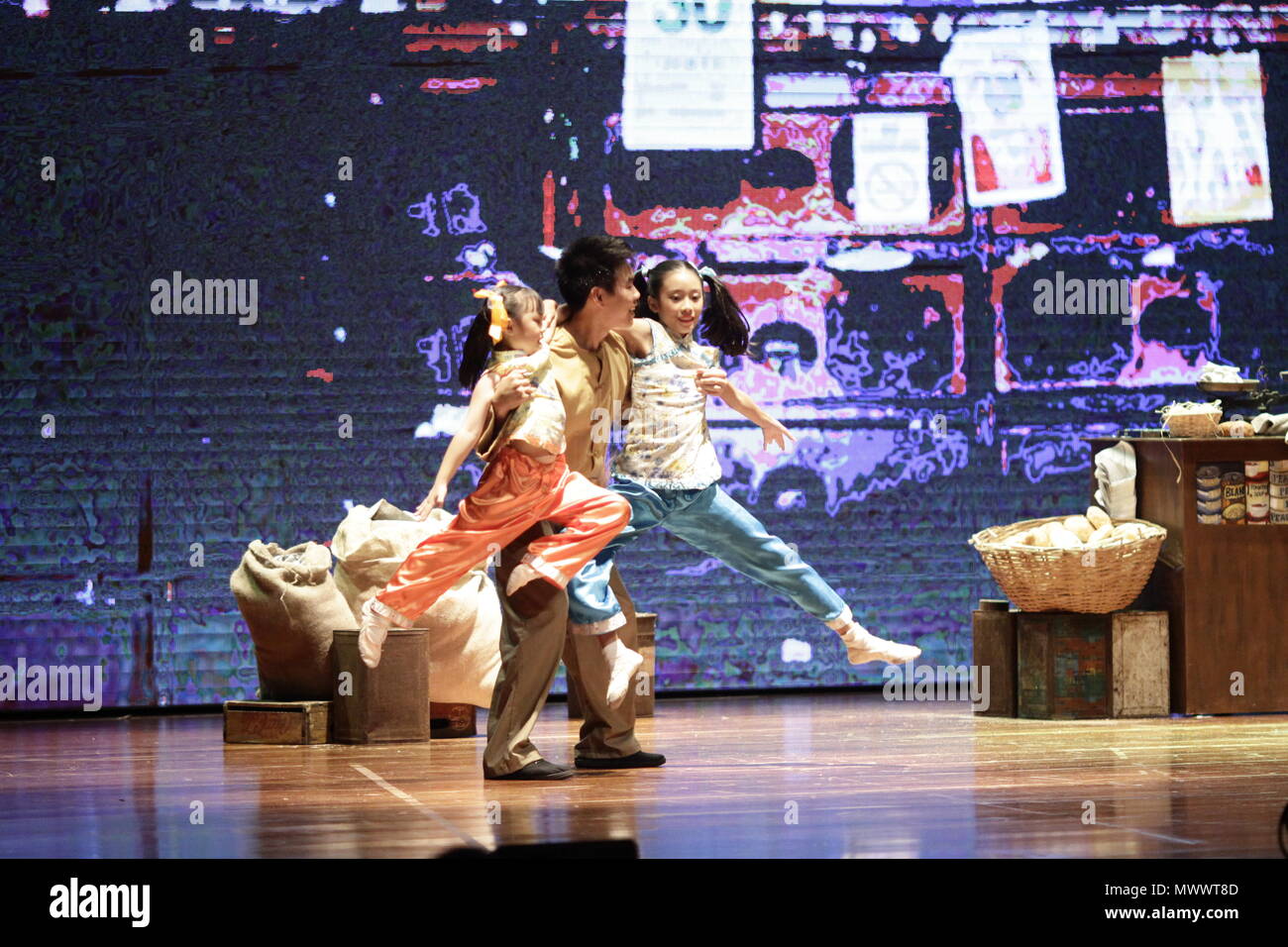 DU fleuve jaune au bleu de l'Océan Indien." Tel est le Titre du Ballett - Schauspiel, Si les Chinois n'étaient pas Venus, il aurait Verhinderter une Couleur à Stockfoto