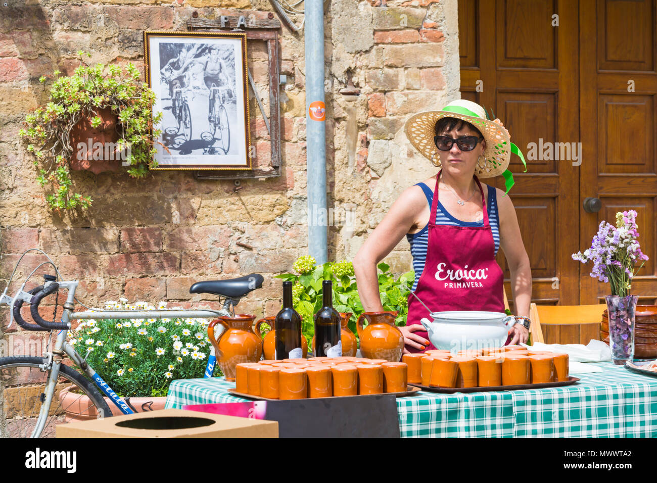 Einkehr in Montisi für Radfahrer, die sich an der Eroica Montalcino, Siena, Toskana, Italien im Mai Stockfoto