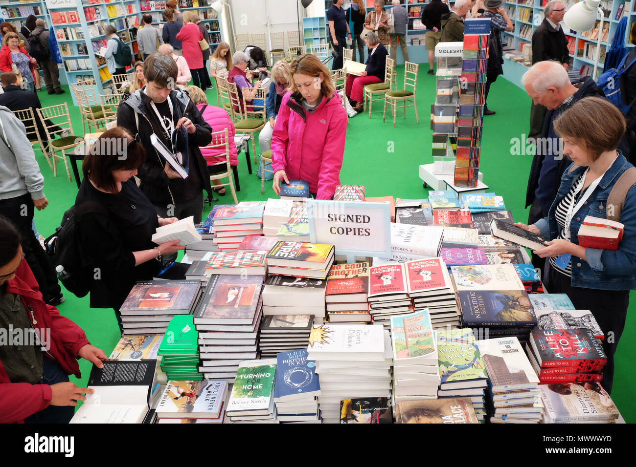 Hay Festival, Heu auf Wye, UK. 2. Juni 2018. Besucher haben die Möglichkeit, die signierte Exemplare der neuen Bücher in der Hay Festival Buchhandlung am Anfang eines langen Wochenende zu durchsuchen im Hay Festival - Foto Steven Mai/Alamy leben Nachrichten Stockfoto