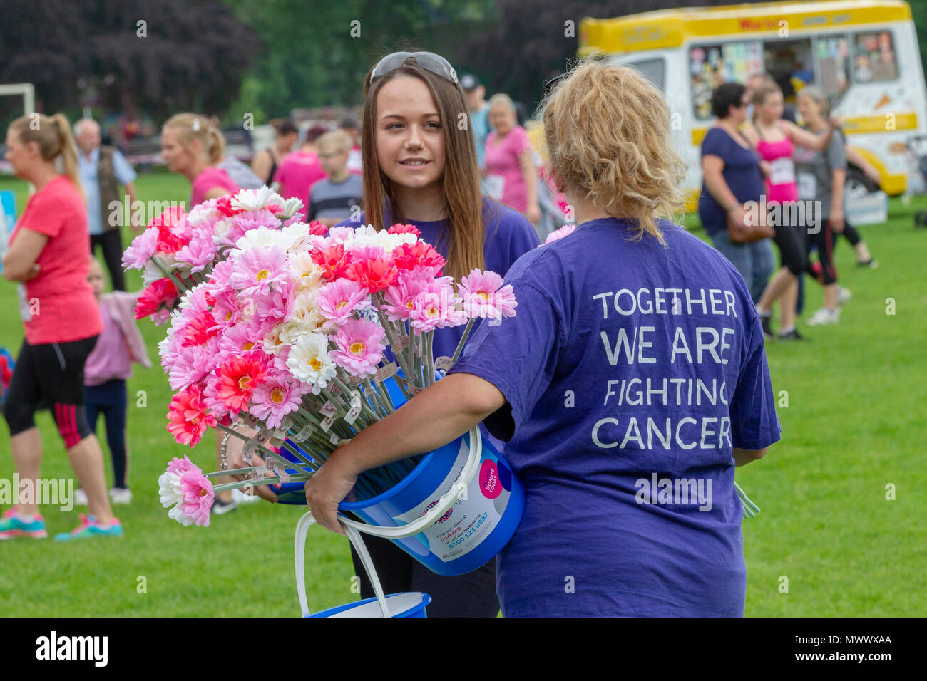 Northampton, Großbritannien Abington Park, 2. Juni 2018. Über 1500 Frauen und Kinder, die park im heutigen Rennen für das Leben recht schlammig, die Kapital für Krebsforschung, 5 km Parcours, die in allen Abington Park gelangen. Credit: Keith J Smith./Alamy Leben Nachrichten. Stockfoto