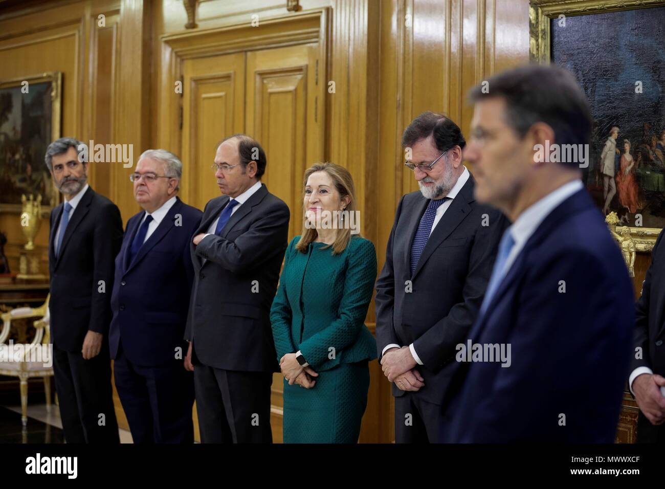 GRAF 1603. MADRID, 02/06/2018 - El Jefe del Ejecutivo saliente Mariano Rajoy (2d), junto al todavía Ministro de "Justicia, Rafael Catalá (d), La presidenta del Congreso, Ana Pastor, El Presidente del Senado, Pío García-Escudero (3i), El Presidente del Tribunal Constitucional, Juan José González Rivas (2i), y El Presidente del Tribunal Supremo y Consejo General del Poder Gerichtsverfahren (Cgpj), Carlos Lesmes (i), al Inicio del acto que ha tenido lugar Hoy en El Palacio de la Zarzuela, en el que líder del PSOE, Pedro Sánchez, ha prometido Hoy ante El Rey el Cargo de Presidente del Regierung. EFE/Emilio Nara Stockfoto