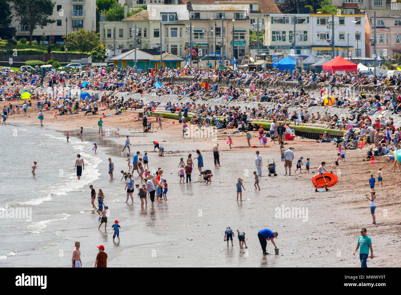 Paignton, Devon, Großbritannien. 2. Juni 2018. UK Wetter. Urlauber und Besucher strömen zum Meer am Badeort Torquay Devon für die torbay Airshow an einem warmen sonnigen Tag. Foto: Graham Jagd-/Alamy leben Nachrichten Stockfoto