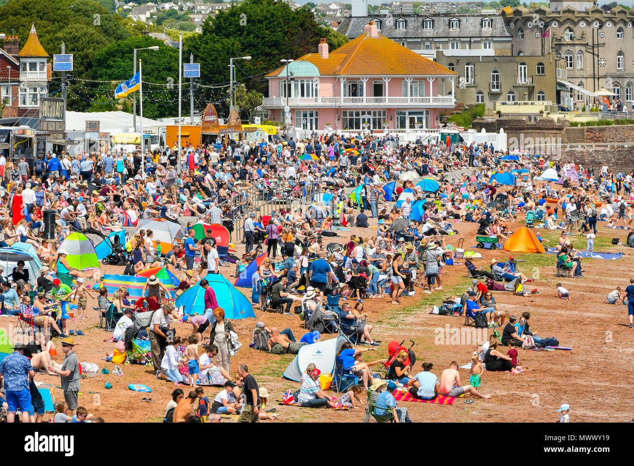 Paignton, Devon, Großbritannien. 2. Juni 2018. UK Wetter. Urlauber und Besucher strömen zum Meer am Badeort Torquay Devon für die torbay Airshow an einem warmen sonnigen Tag. Foto: Graham Jagd-/Alamy leben Nachrichten Stockfoto