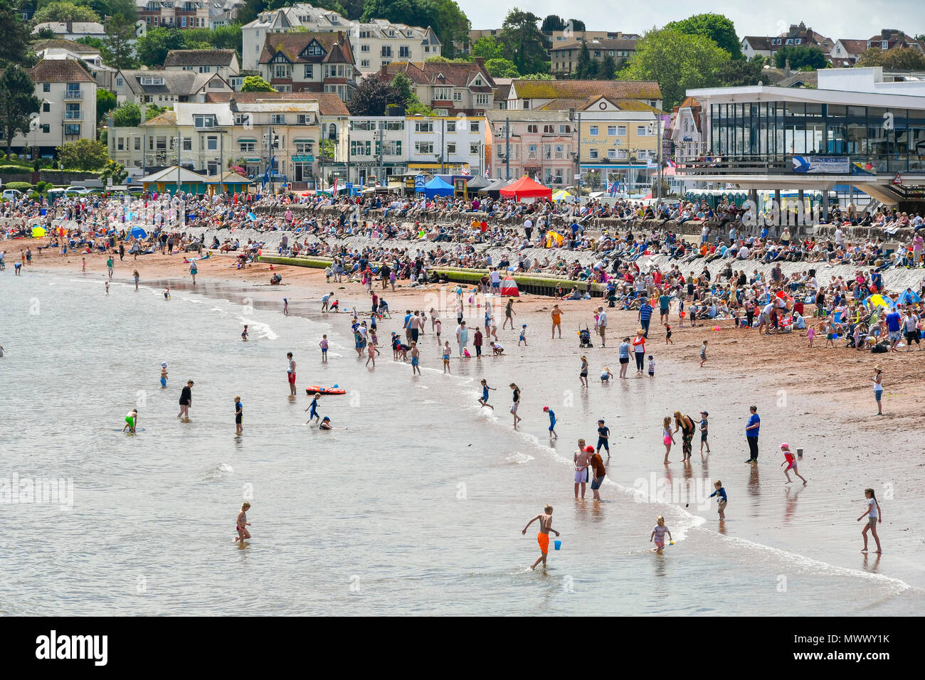 Paignton, Devon, Großbritannien. 2. Juni 2018. UK Wetter. Urlauber und Besucher strömen zum Meer am Badeort Torquay Devon für die torbay Airshow an einem warmen sonnigen Tag. Foto: Graham Jagd-/Alamy leben Nachrichten Stockfoto