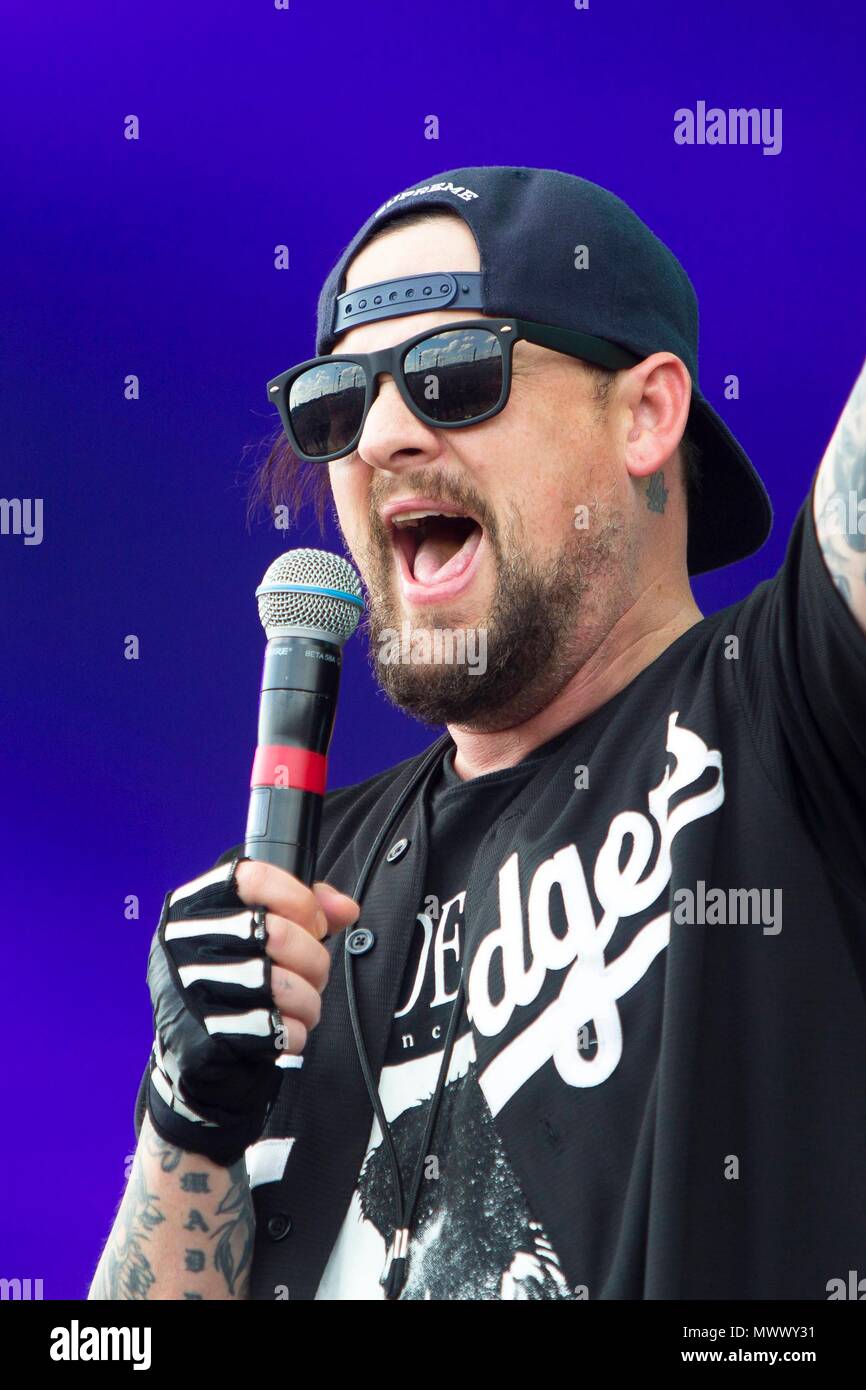 Joel Madden von Good Charlotte führt live am ersten Tag des jährlichen